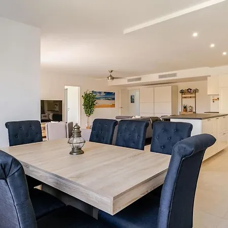 Newly Built With Pool, Walk To The 아파트