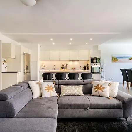 Newly Built With Pool, Walk To The