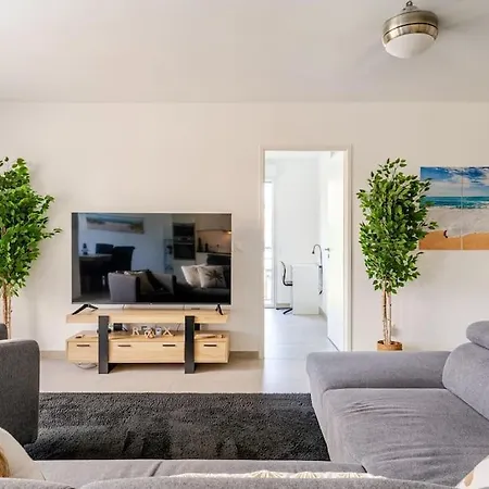 Newly Built With Pool, Walk To The Apartment Antibes