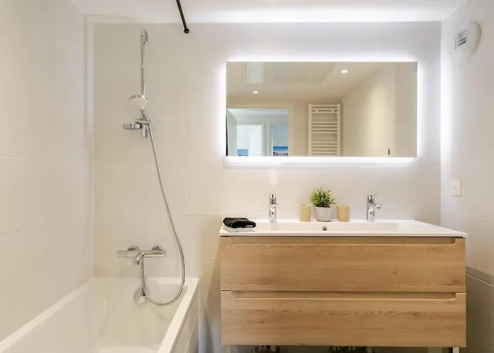 Newly Built With Pool, Walk To The