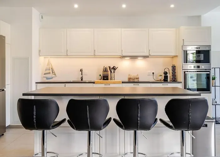 Newly Built With Pool, Walk To The Διαμέρισμα