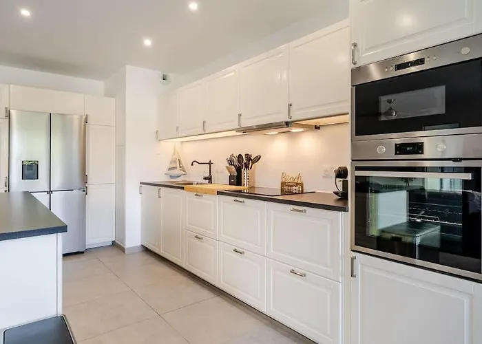 Appartement Newly Built With Pool, Walk To The Antibes