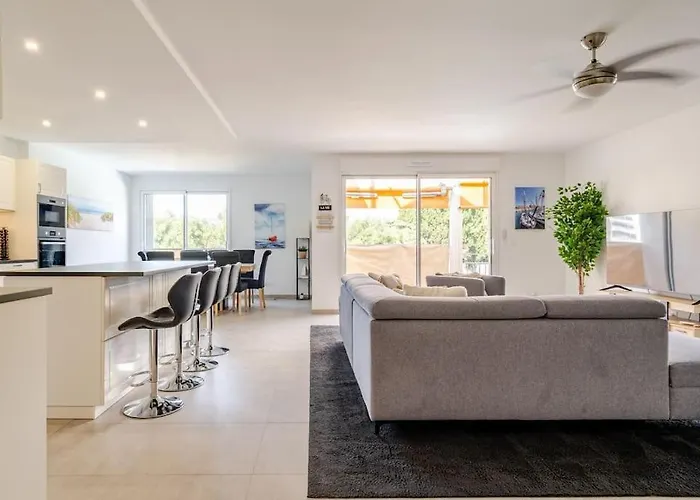 Newly Built With Pool, Walk To The Αντίμπ