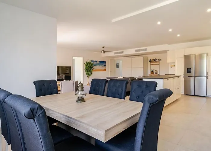 Newly Built With Pool, Walk To The Διαμέρισμα